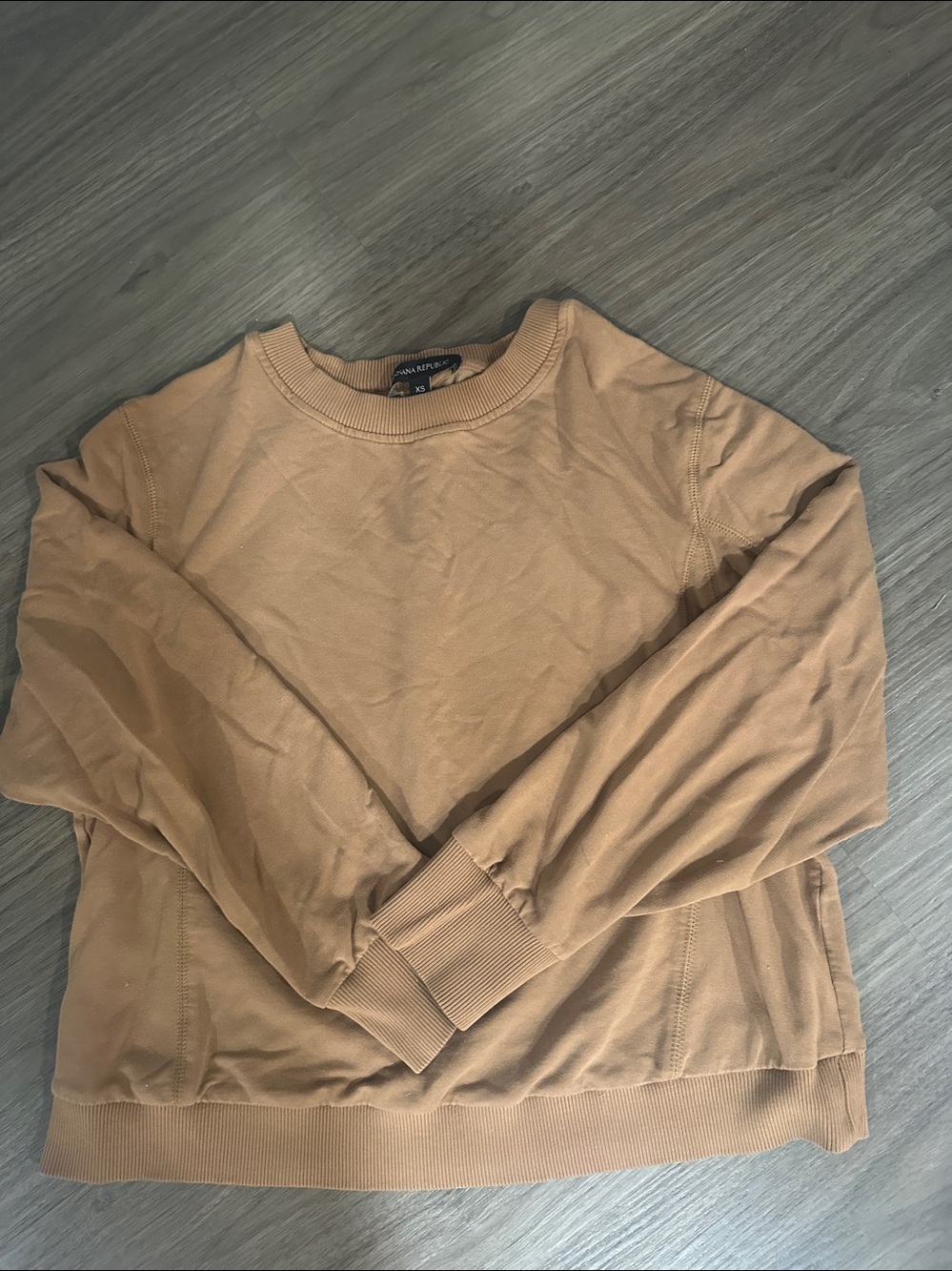 Banana republic camel cropped crewneck pullover sweatshirt. Size XS.